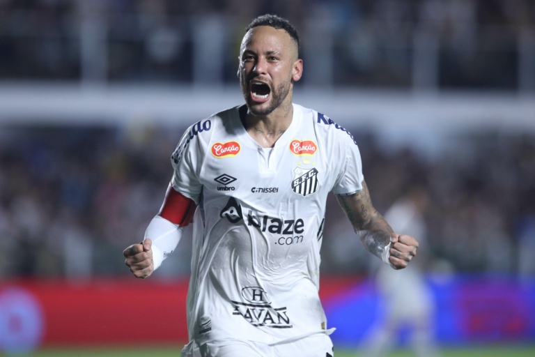 Santos, Brazil. 16th Feb, 2025. SP - SANTOS - 02/16/2025 - PAULISTA 2025, SANTOS x AGUA SANTA - Neymar Jr. player for Santos during the match against Agua Santa at the Vila Belmiro stadium for the 2025 Paulista championship. Photo: Reinaldo Campos/AGIF Cr