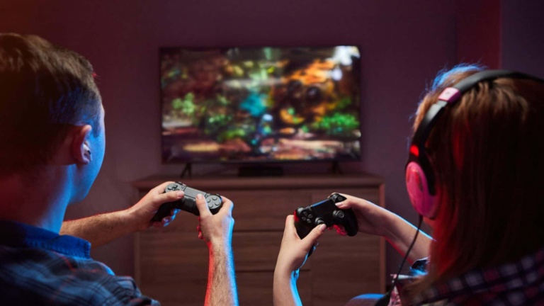 casal-jogando-videogame-1920x1080