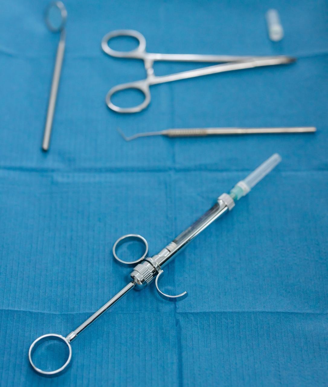 Acordar durante a cirurgia? Tatuagem impede anestesia na coluna? Especialista esclarece 10 mitos e verdades sobre anestesia