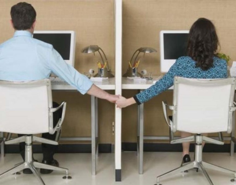 BrqL8namoro_no_trabalho