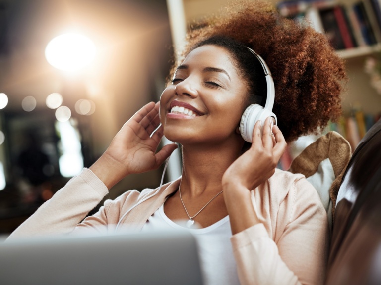 mulher-ouvindo-musica-1511535013801-v2-4x3